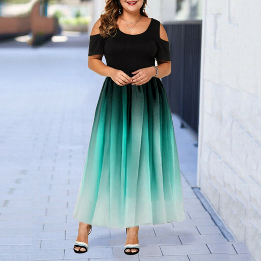 Женское длинное платье с круглым вырезом открытыми плечами и градиентным