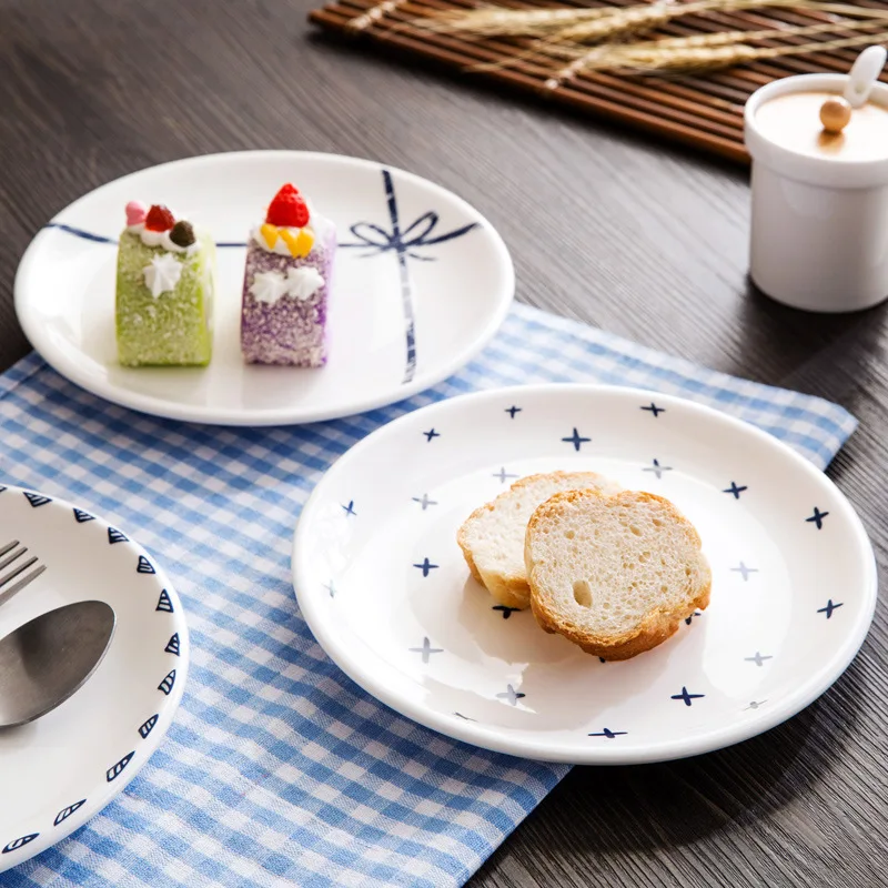 Керамическая тарелка круглой формы в скандинавском стиле короткая