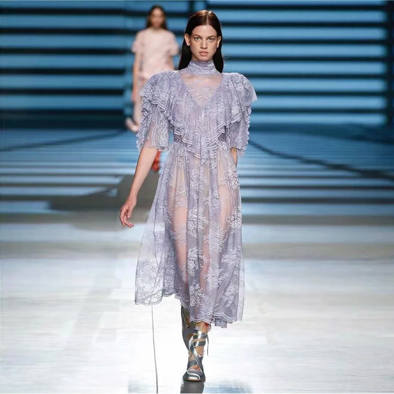 Женское модельное платье с оборками элегантное праздничное фиолетовое