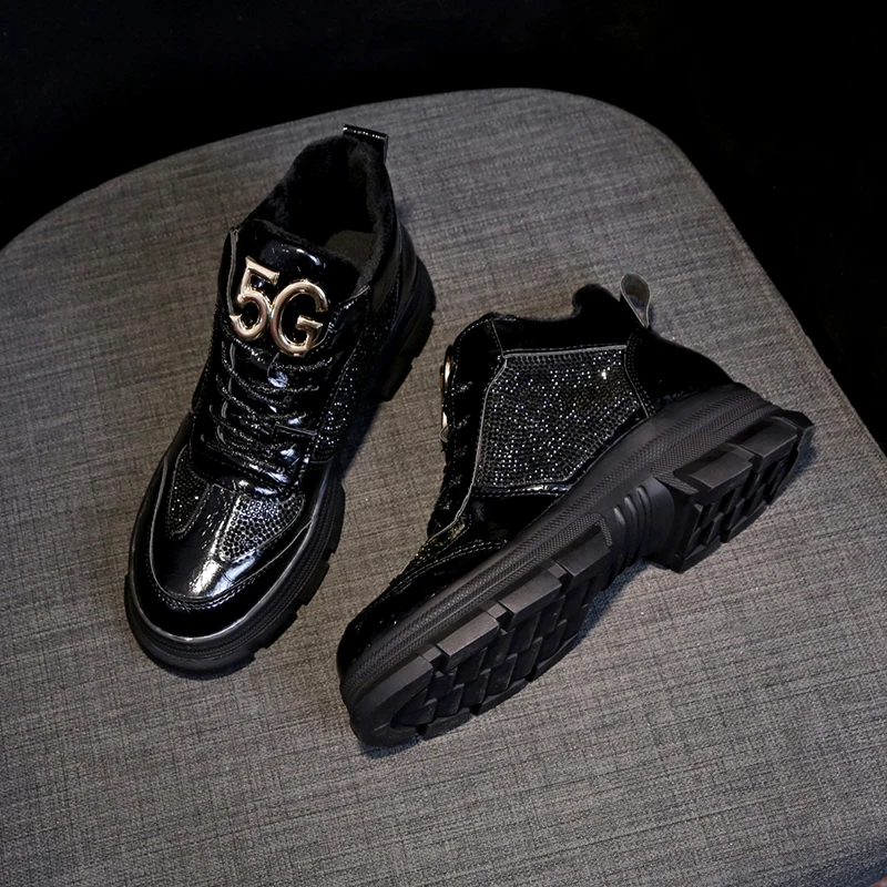 Модные ботильоны с металлическим украшением женская обувь из лакированной кожи