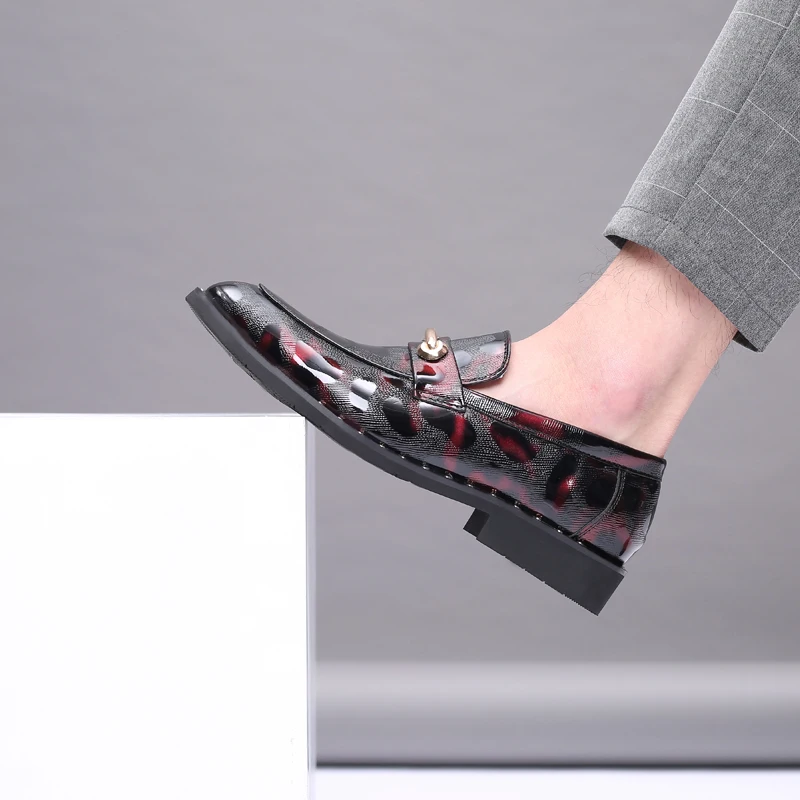 Туфли мужские классические из лакированной кожи с острым носком леопардовые |