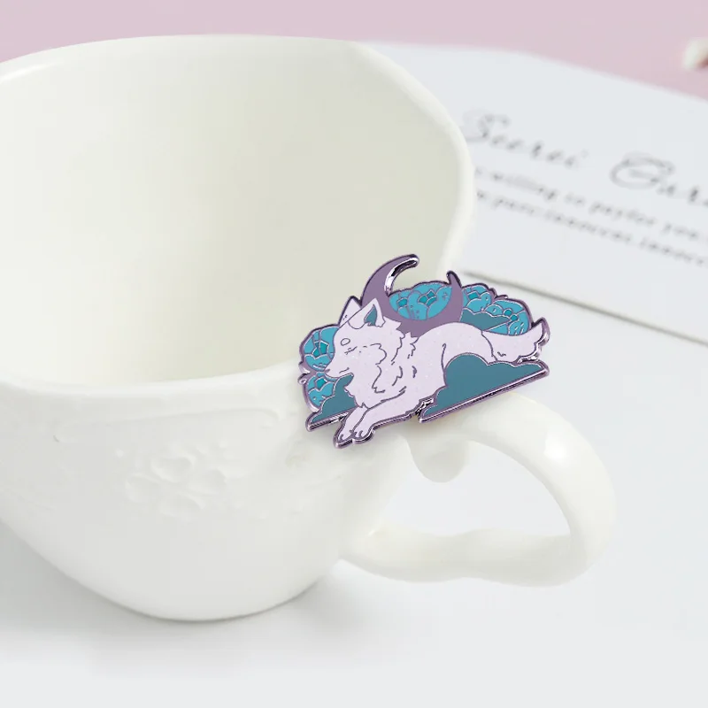 Эмалированная шпилька с изображением красивой фантастической белой арктической