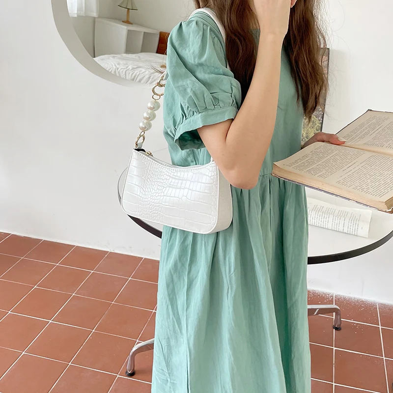 

Crocodile Pattern Baguette Handbag for Women Pearl Chain Ladies Small Shoulder Bag Fashion Design PU Leather Armpit Clutch Purse