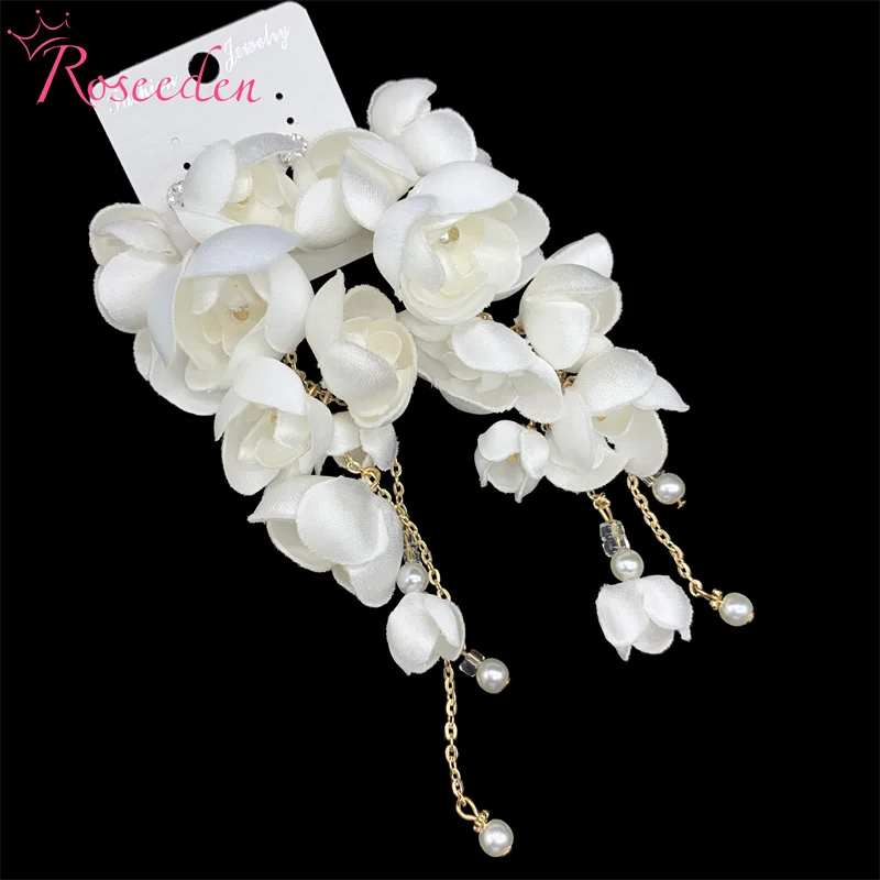 Женские серьги-подвески в виде белых цветов