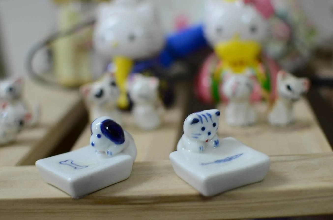 

Ceramic craft ornaments cat dog fish bones chopsticks holder chopsticks rack rest tableware flatware wholesale~