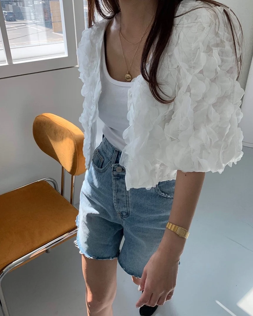 

ZCSMLL Korean French temperament V-neck three-dimensional petals loose and versatile single-breasted puff sleeve shirt women