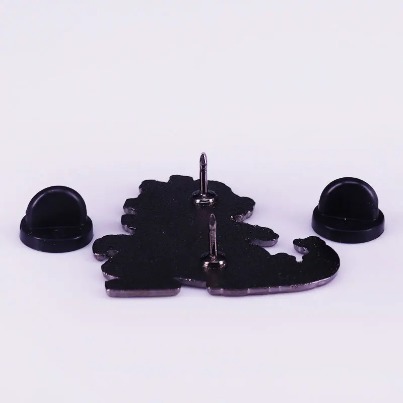 Динозавр, едящий пиццу. Забавное животное, еда, милый зеленый тираннозавр. Металлическая эмалевая прикрепляемая булавка на одежде, пальто, сумке.