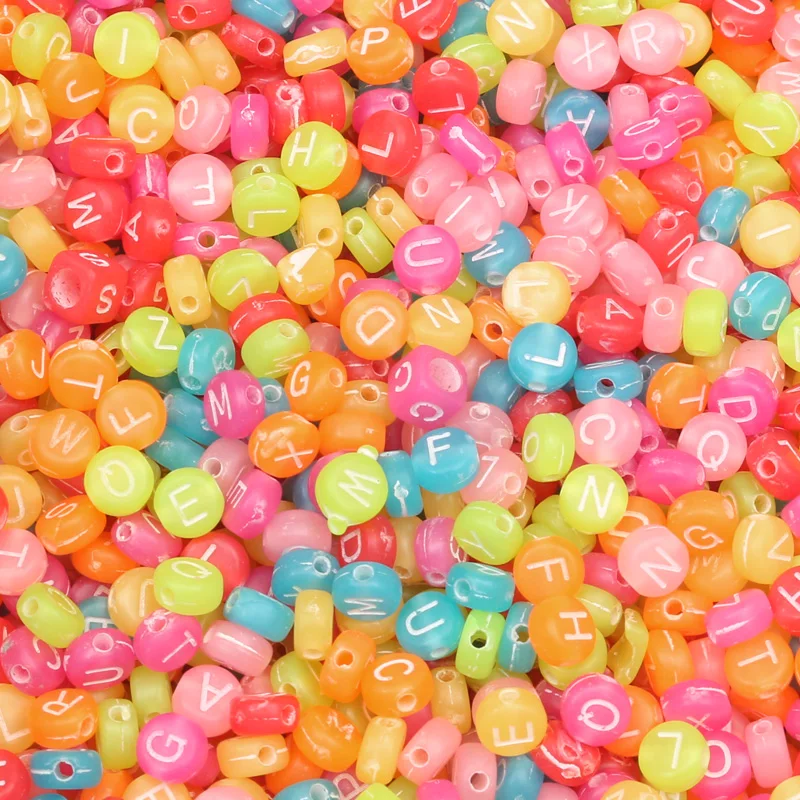 200 шт Смешанные разноцветными буквами акриловые бусины 7 мм для ювелирных изделий