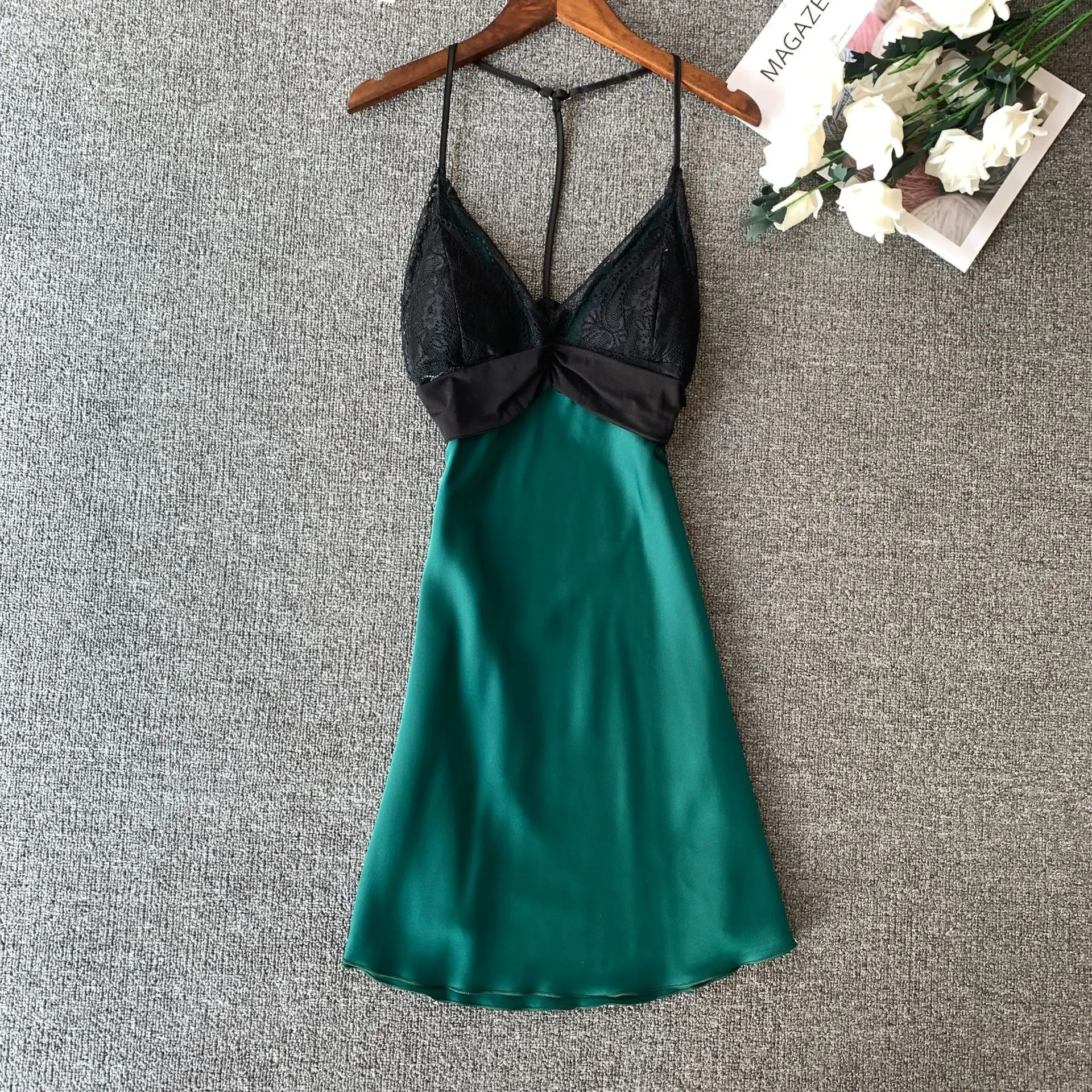 

Ночная рубашка Женская атласная на тонких бретельках, кружевная сорочка с накладками для груди, с V-образным вырезом, ночнушка, летняя одежд...