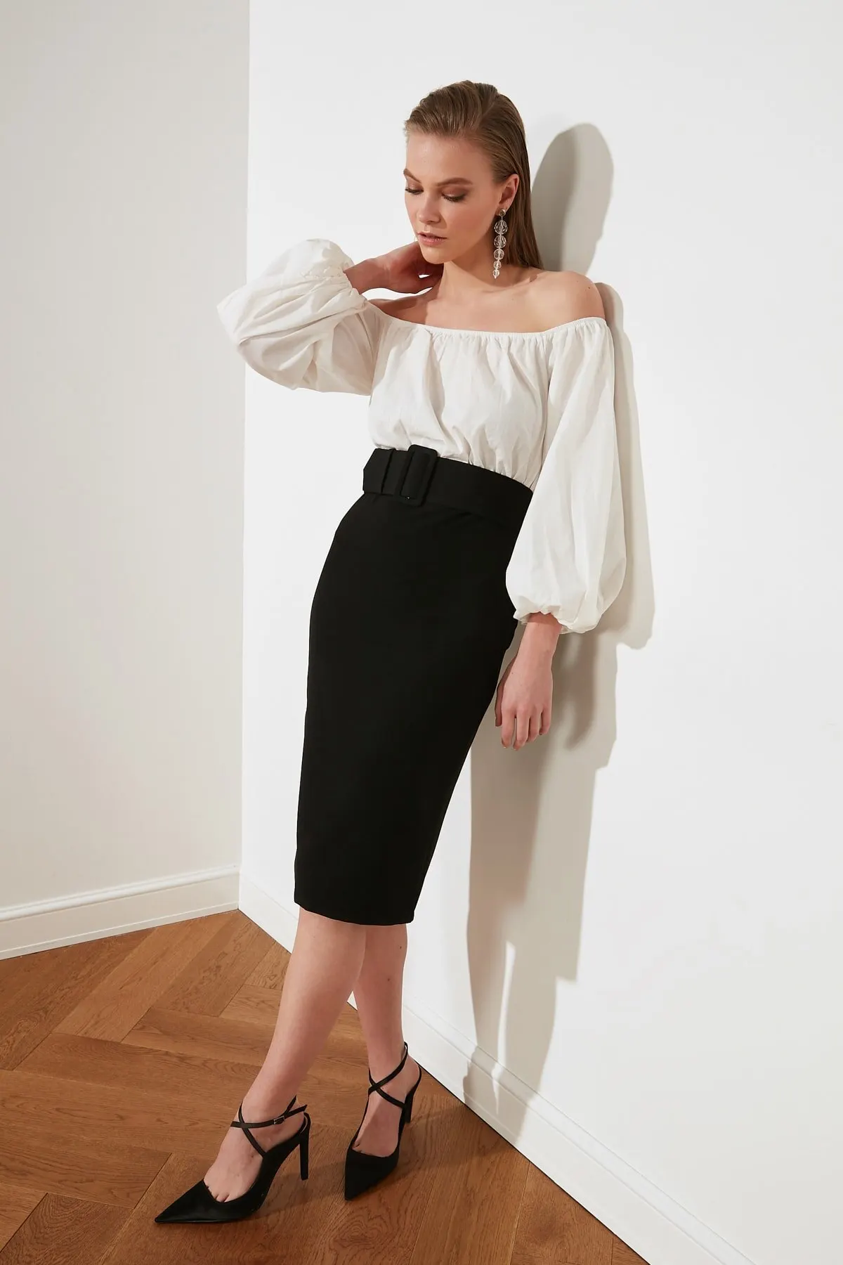 

Женское платье с черным поясом