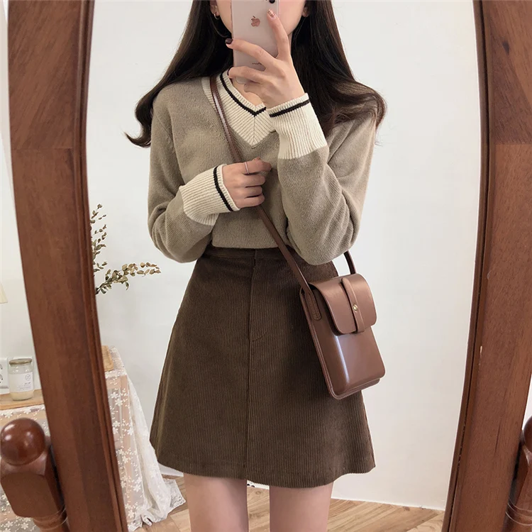 

2021 new Korean women's fashion retro stripe contrast color V-Neck long sleeve sweater women's sweater Japanese women's wear