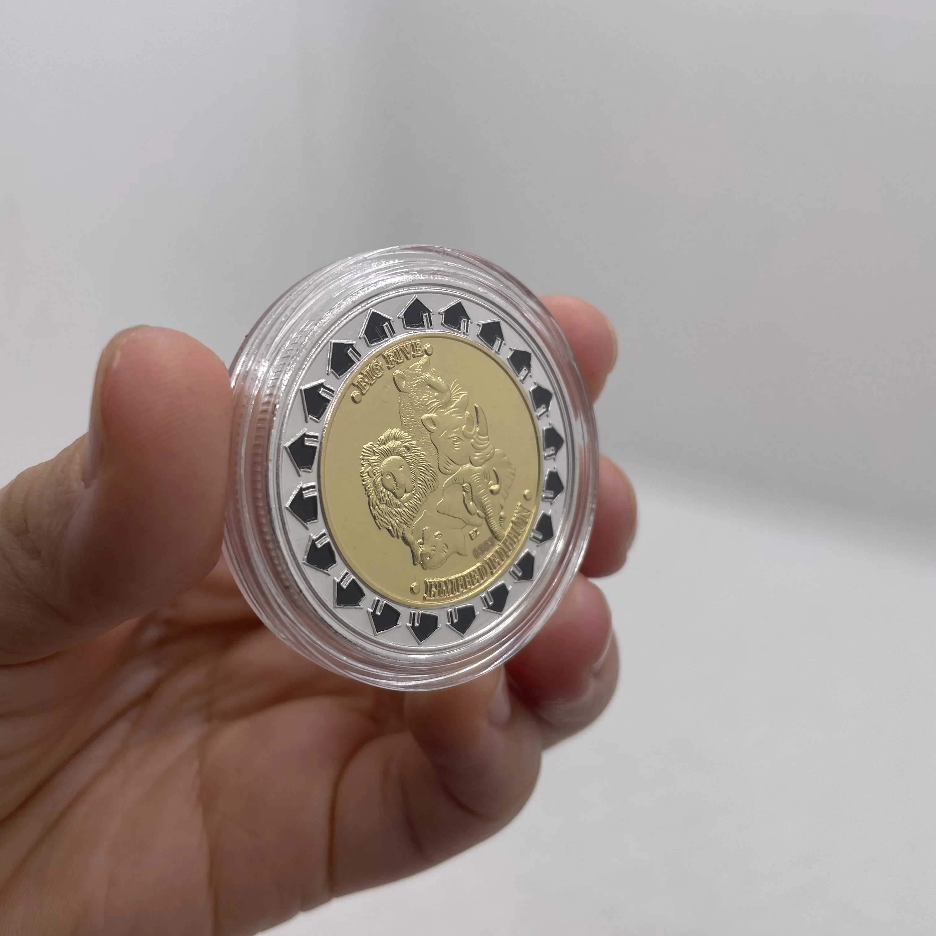 Сто триллиона долларов Зимбабве пять животных голова монета с черной коробкой