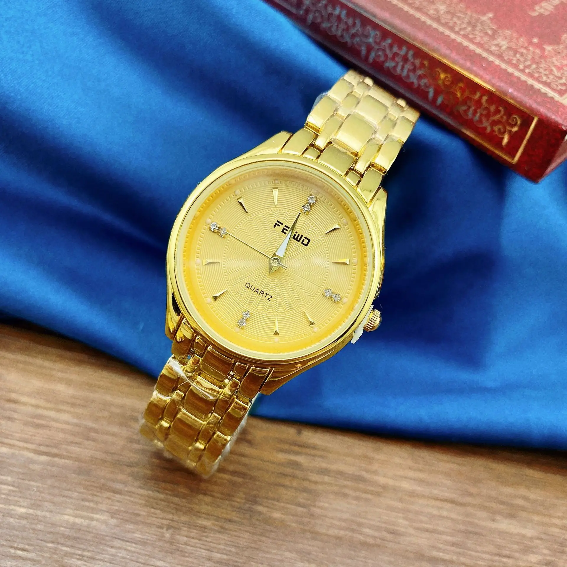 

New watch manufacturer men's trend diamond gold night light steel belt couple men's watch wholesale