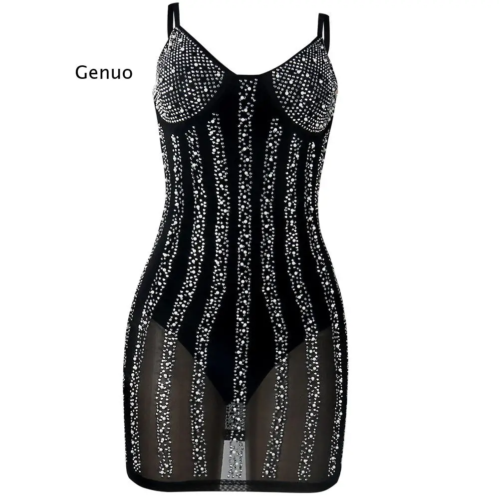 Женское блестящее облегающее платье-карандаш на тонких бретельках с V-образным