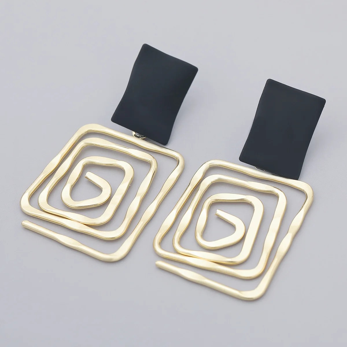 

Hollow Metal Pendant Earrings Black Rectangular Geometric Earrings for Women Vintage Jewelry