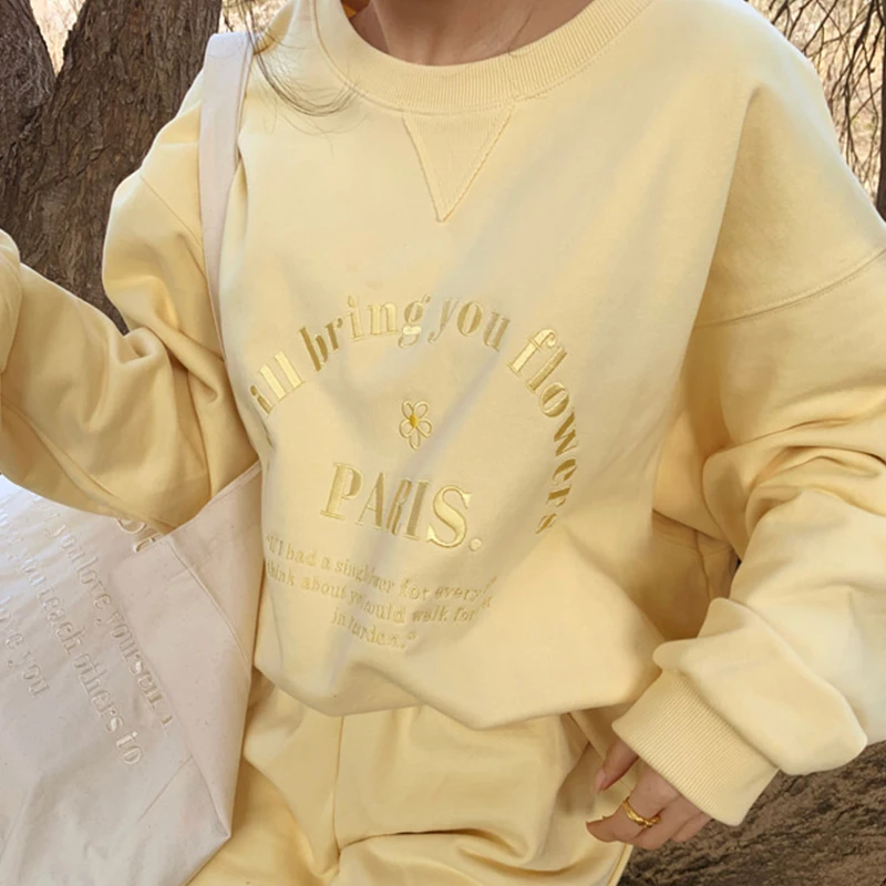 Свитшот женский с круглым вырезом и надписью | Женская одежда