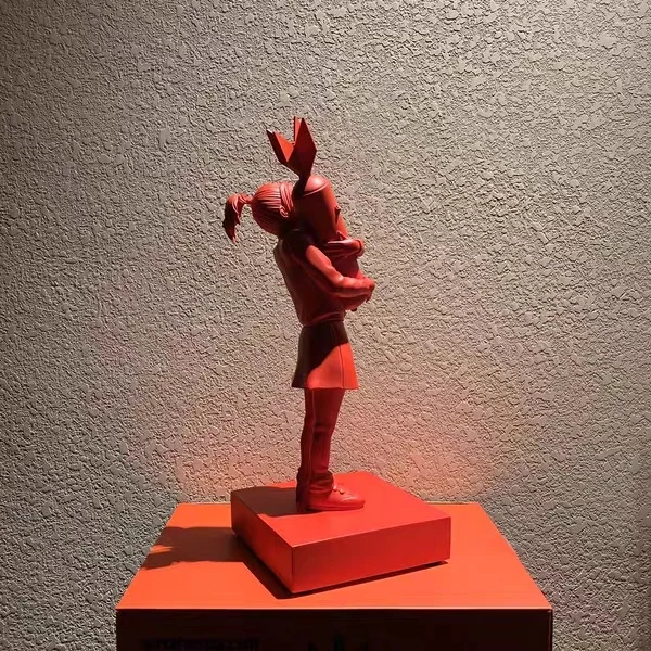 Estatua de bomba Banksy Girl, estatua Hugger de la bomba de la paz para chica, arte de calle, escultura de resina, ornamento, decoraci&oacute;n para el hogar y la Oficina, 33cm-3
