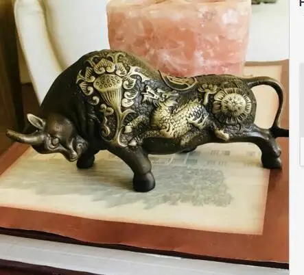 Бронзовая статуя заряжающегося быка с символом драконов - символ силы, мощи и процветания зодиакального животного Крупного рогатого скота.