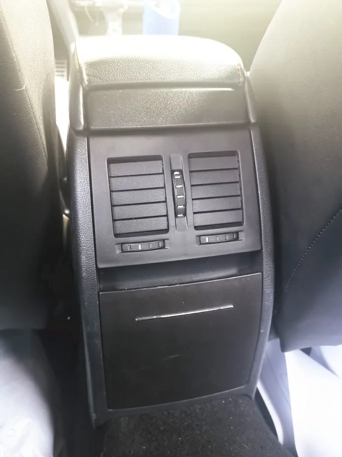 Yeni siyah arka çıkış hava firar montaj 1Z0819203 SKODA OCTAVIA 04-13 YETI 10-13 1ZD819203 1ZD 819 203 1Z0 |