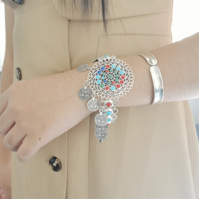 

1pcs Vintage Metal Coin Tassel Bracelet Round Hollow Cuff Pendant Bracelets For Women Fashion Party Ethnic jewelry Accessories