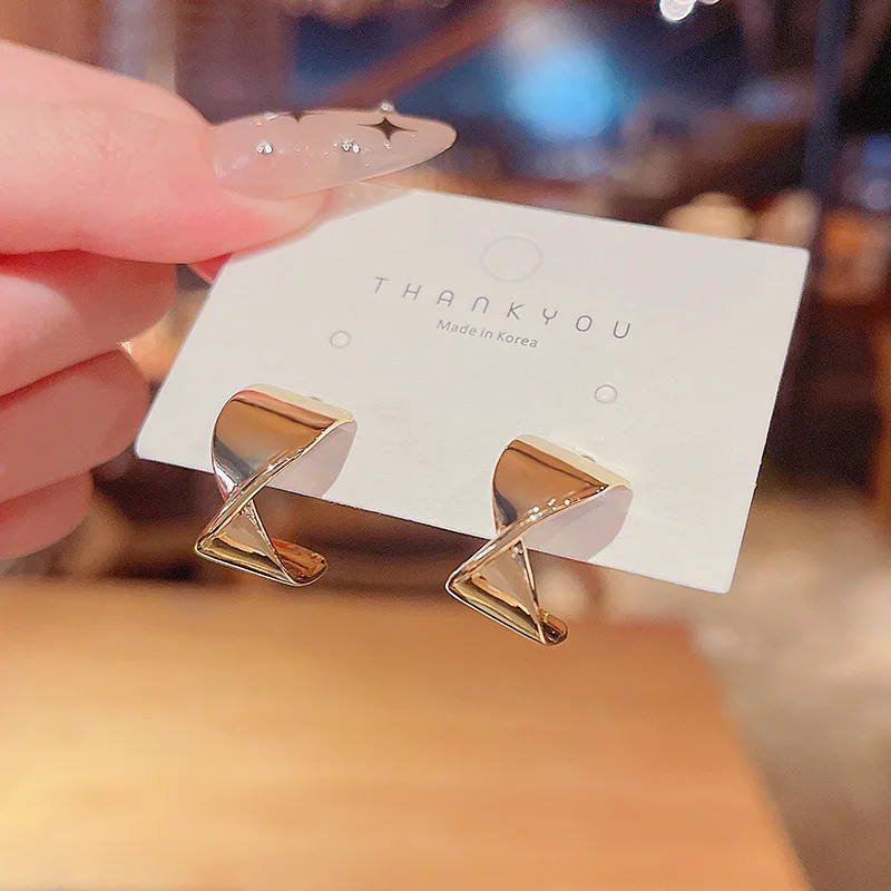 

The S925 Silver Pin Personality Designed With Gold Twisted Earrings For Girl Cold Wind Earrings