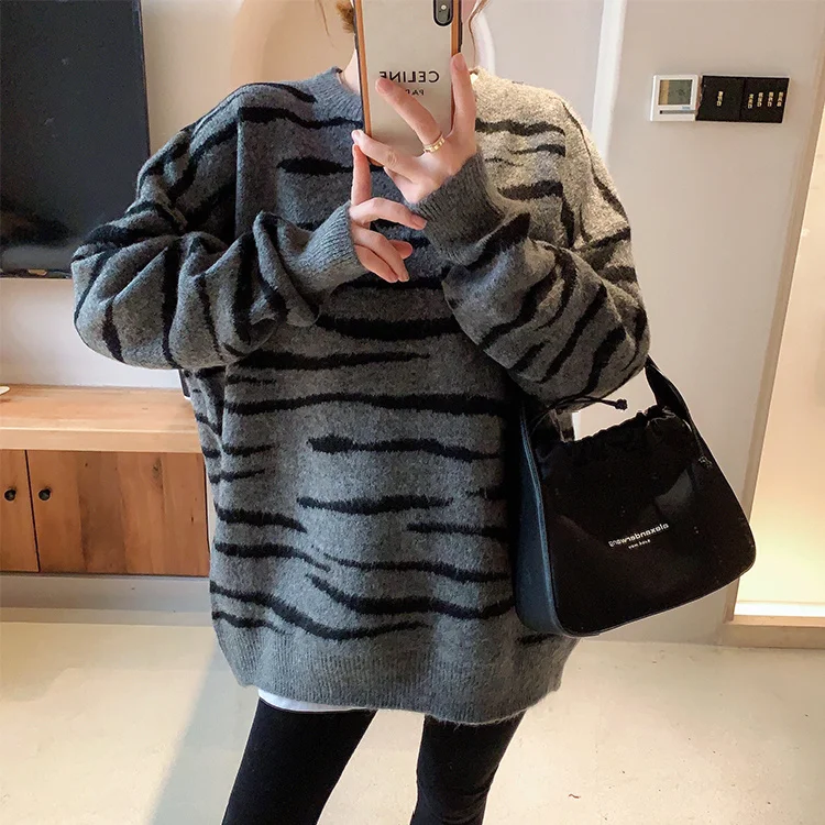 

Женский свободный свитер с принтом зебры на осень и зиму