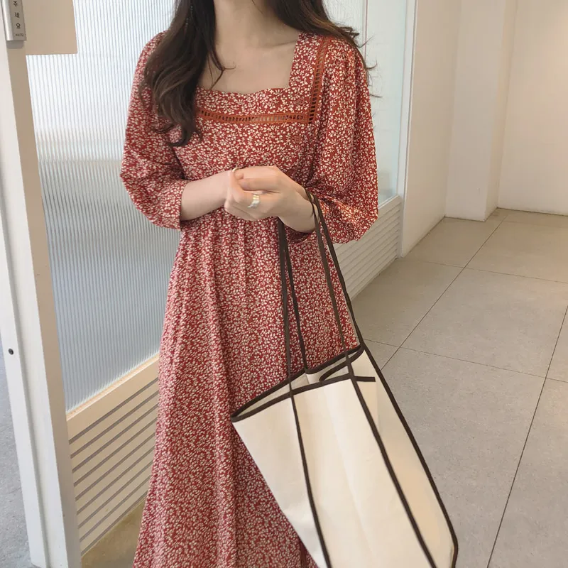 Женское винтажное платье с цветочным принтом красное квадратным вырезом и