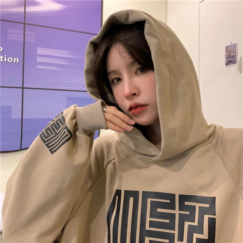 

Real Shot Fashion Retro Maze Pattern Printed Sweater