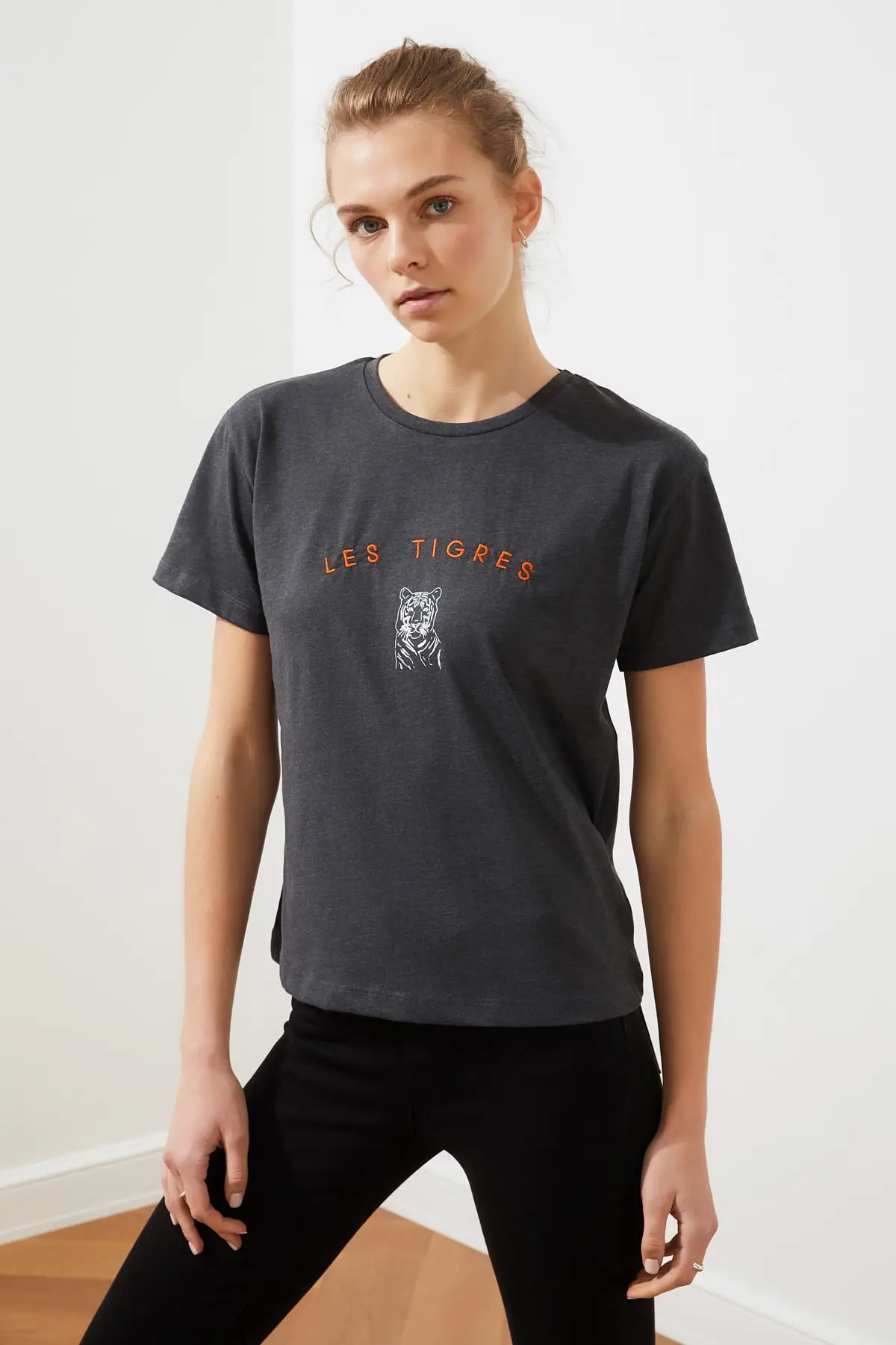 Укороченная трикотажная футболка с вышивкой Trendyol TWOSS20TS0312|Футболки| |