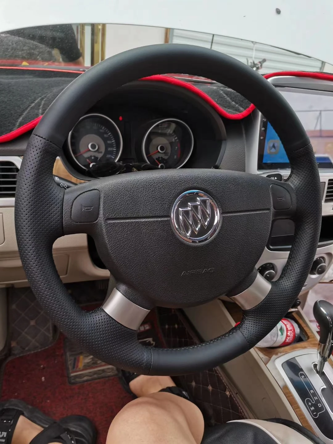 

Чехол на руль автомобиля из черной кожи на заказ для Buick Excelle 2004-05-07-08-09-10-13-2015, аксессуары для автомобиля