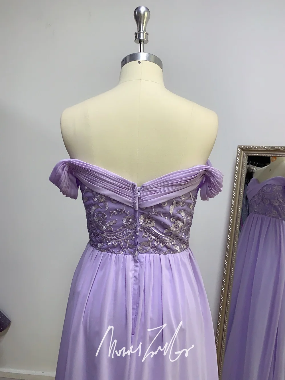 Пастельно-сиреневое шифоновое кружевное длинное платье подружки невесты 2020 без