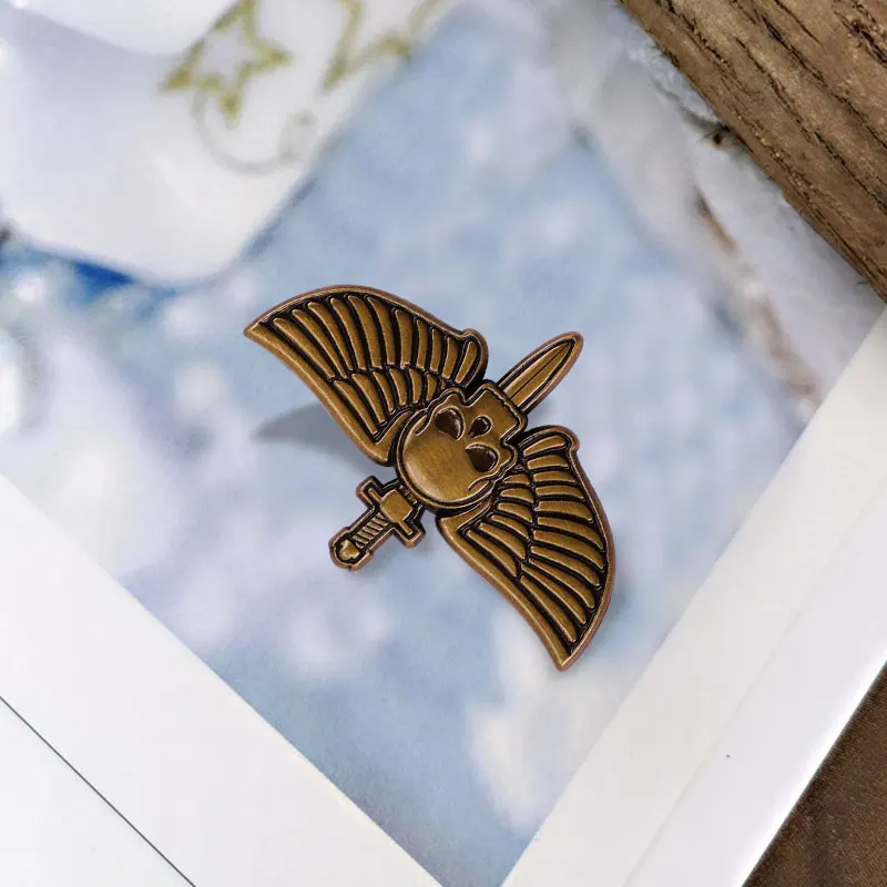 Винтажный значок с крылатым черепом мечом в стиле ретро темный готический на