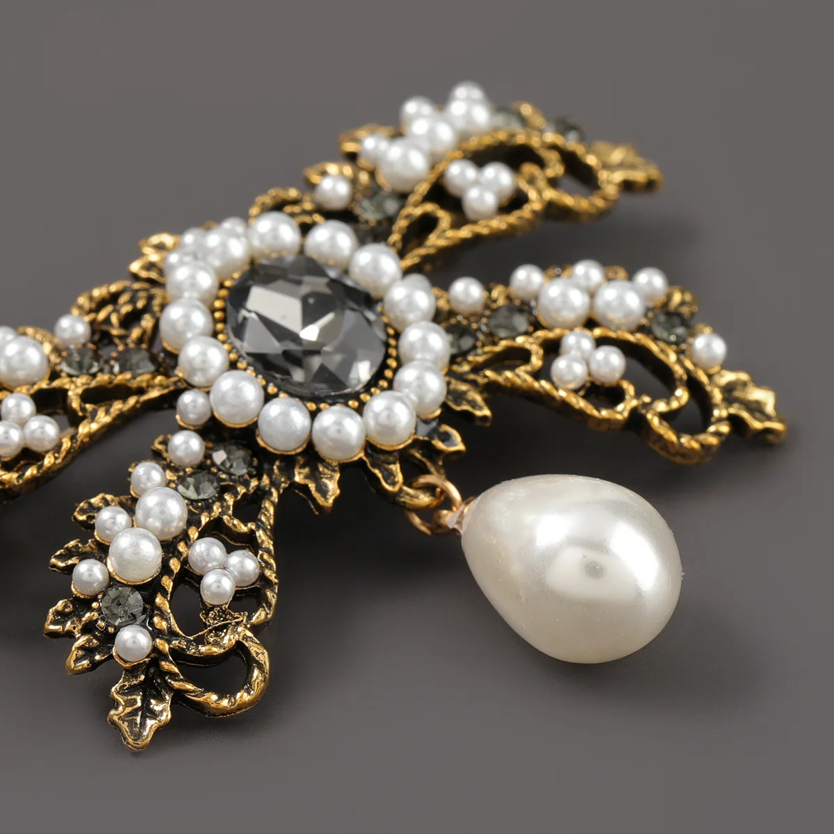 

Luxury Female Crystal Bowknot Brooch Charm Gold Silver Color Jewelry Brooch For Women Cute White Pearl Pin Dress Coat Accessory