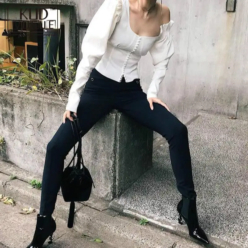 Женская ассиметричная блузка белая с рукавом фонариком и оборками на