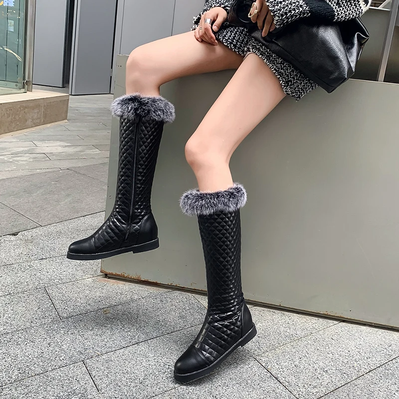 Черные кожаные сапоги до колена женские на низком каблуке мотоциклетные зимние