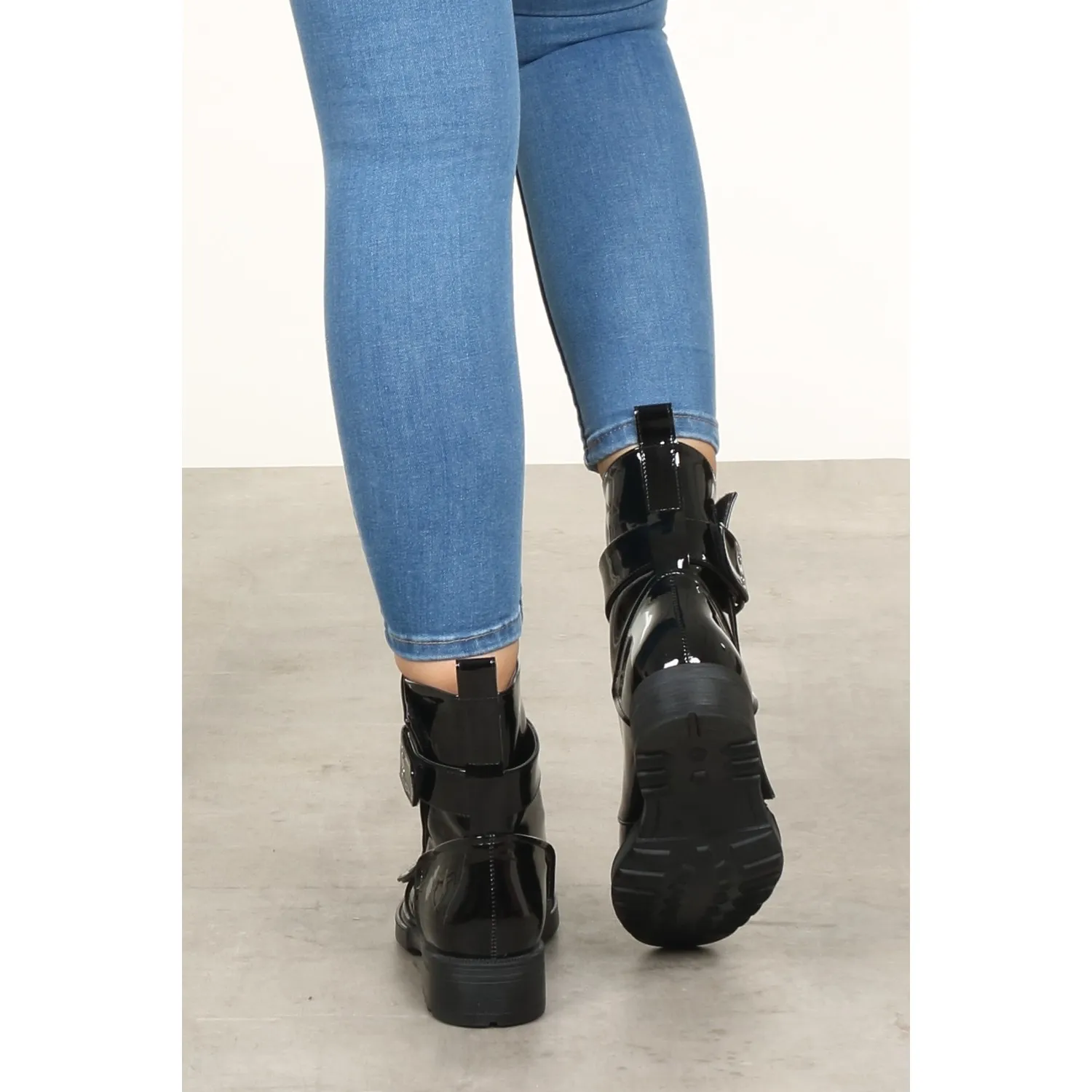 

Mio Gusto Calista Black Japanned Leather Velcro Postal Boat