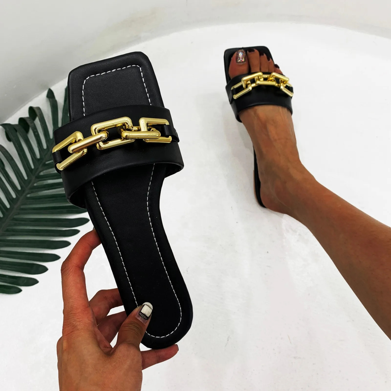 

2021 Women Slipper Sandals New Design Gold Chain Closed Toe Slip On Mules Shoes Flat Heels Square Head Casual Slides Flip Flop