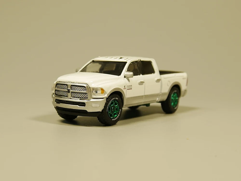 Зеленый свет 1: 64 2018 Ram 2500 Big Hom литой модельный автомобиль (зеленая машина) |