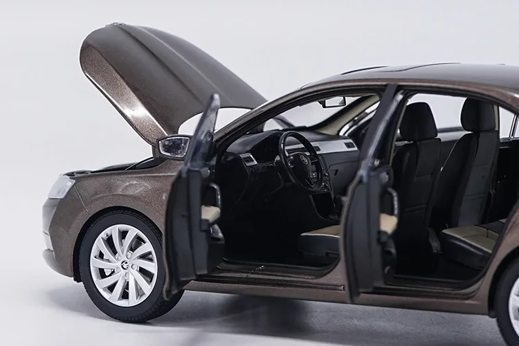 1:18 Высокая тщательная Skoda Rapid сплав модель автомобиля статические металлические модельные автомобили с оригинальной коробкой