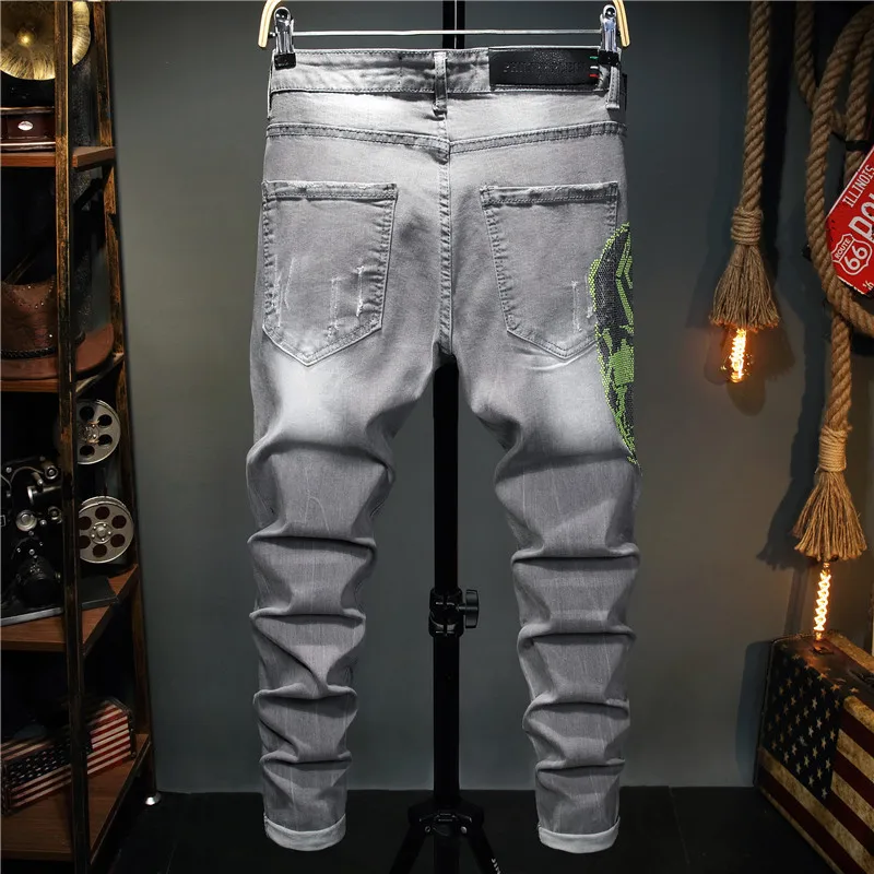 Europe And The United States Skinny Pants Ripped Jeans Men Trendy Knee Hole Biker Jeans Gray Hot Rhinestone Man Denim Trousers