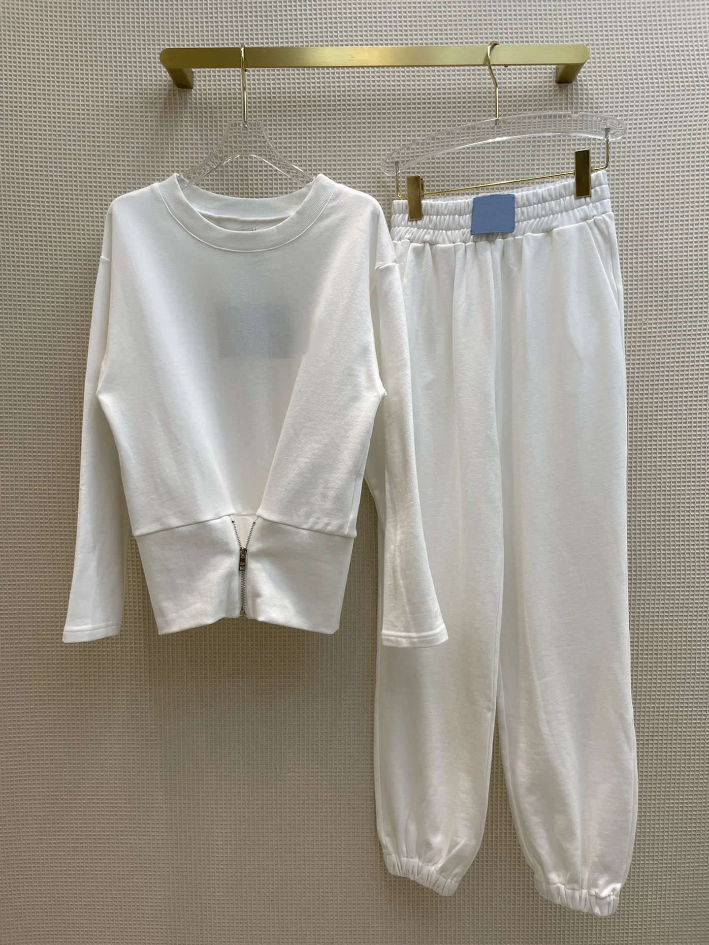 

Однотонный спортивный брючный комплект для женщин, новинка осень 2021, высококачественный бренд, топ с круглым вырезом и длинным рукавом на м...