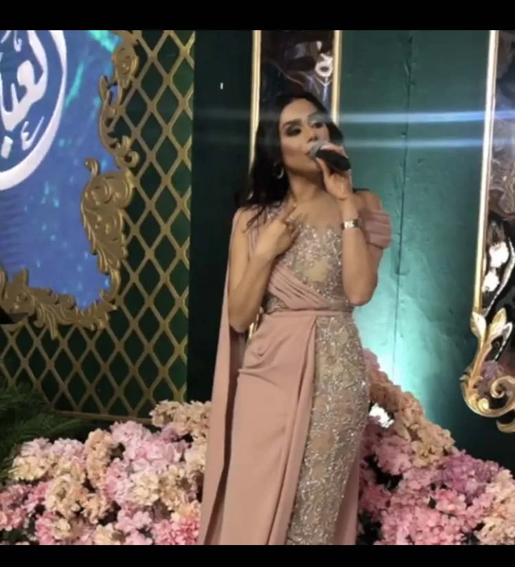 Новое поступление платье на одно плечо украшенное бисером с коротким рукавом в