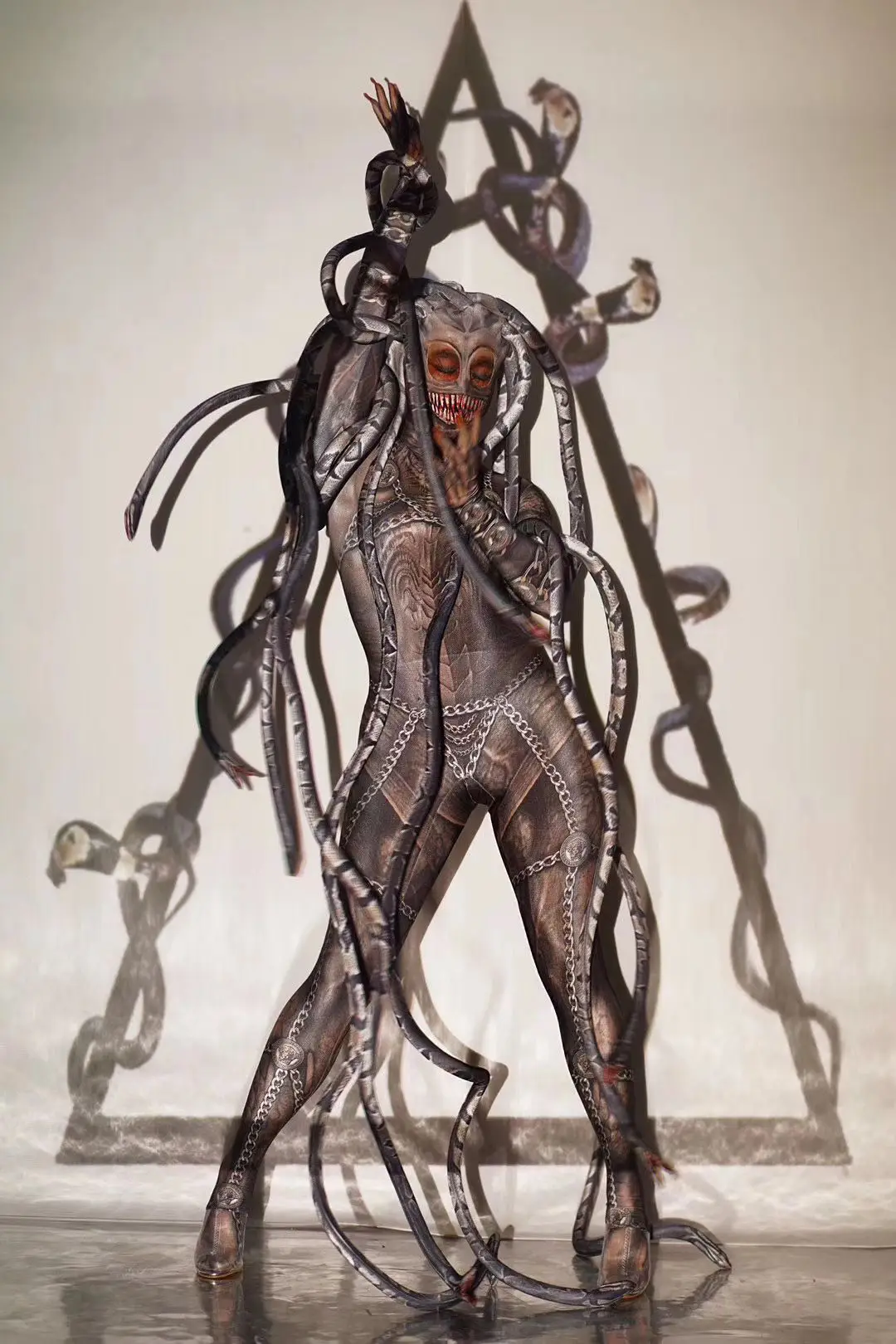 Страшный триллер специфический комбинезон женский и мужской костюм для