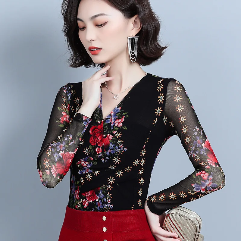 Женская блузка с длинным рукавом черная сетчатая V образным вырезом и принтом