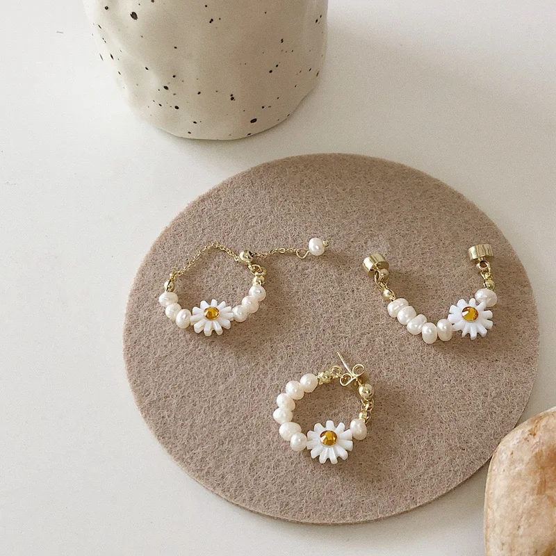 

Natural Freshwater Pearl Small Daisy Chain Magnet Ear Clip Without Pierced French Design Sense New 2021 Trend for Women Girls