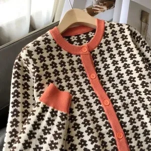 

2021 early spring soft velvet yarn color matching floret women's long sleeve round neck sweater