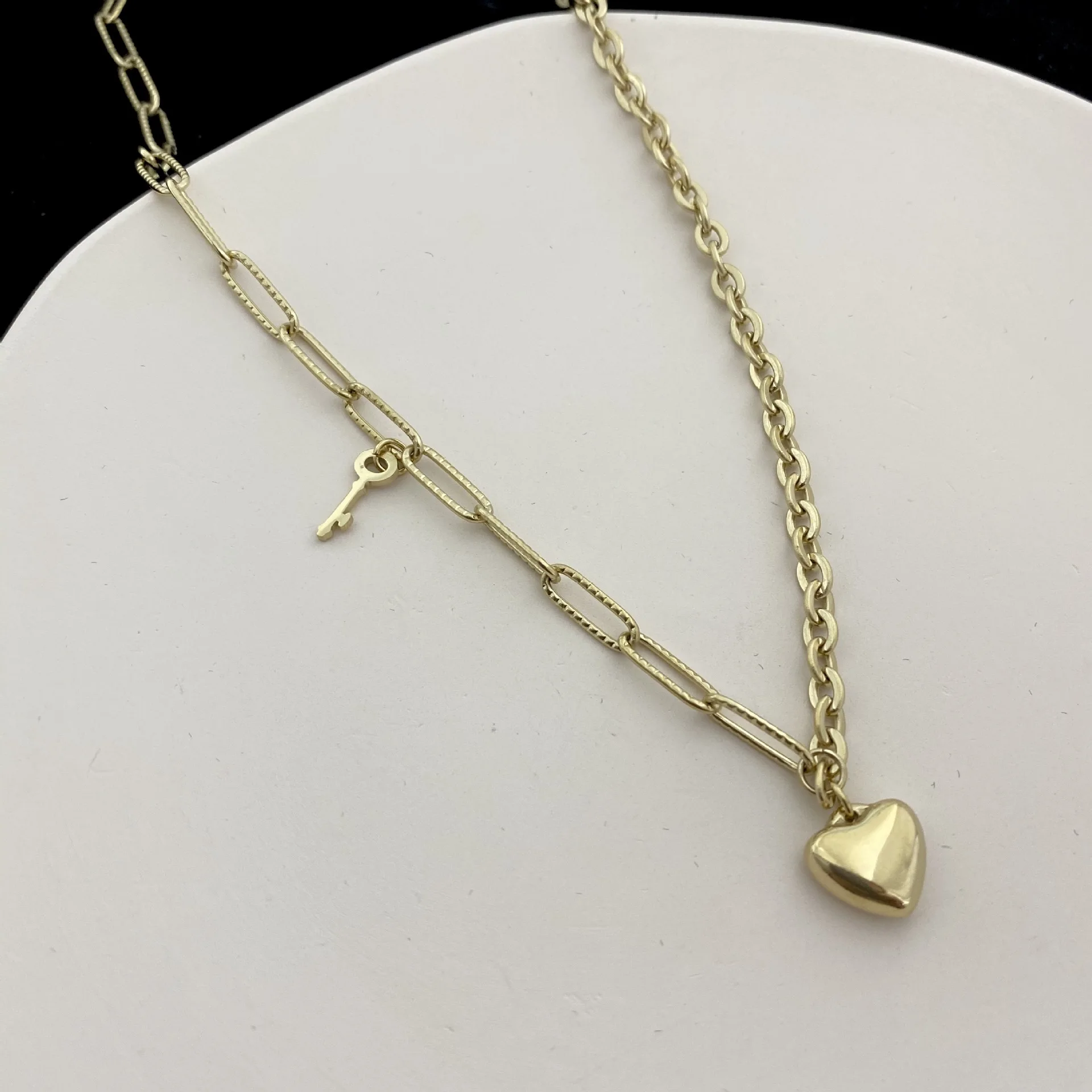 

New Retro Gold Neck Chain Love Heart Necklace French Clavicle Collar Jewlery For Women Stainless Steel Pendant Necklace Gift