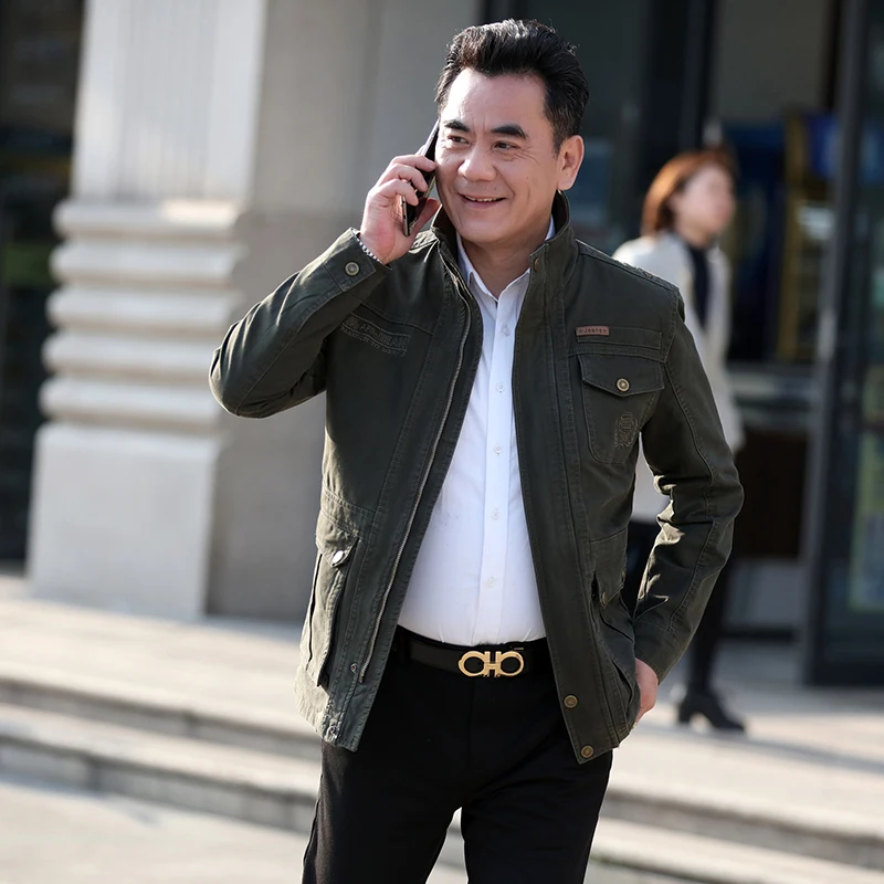 

Куртка мужская хлопковая армейского зеленого цвета, с воротником-стойкой и несколькими карманами