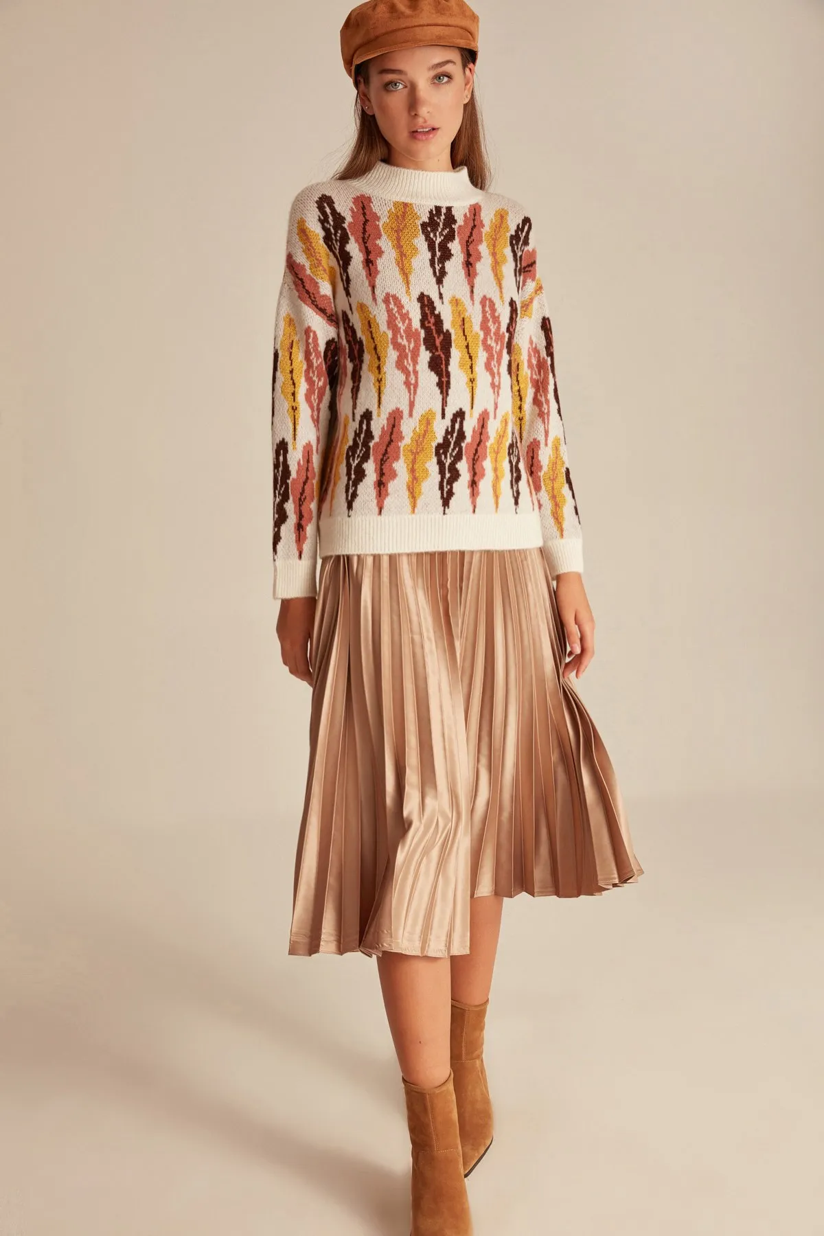 Свитер с высоким воротником украшенный листьями цвет розовый| |