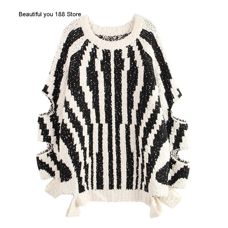 

French minority fall / winter 2020 new languid wind cocoon Pullover black and white color matching hole sweater women's knitwear